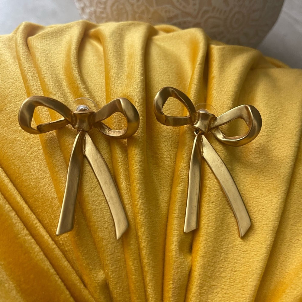 Beautiful Oscar de la Renta Bow Earrings.